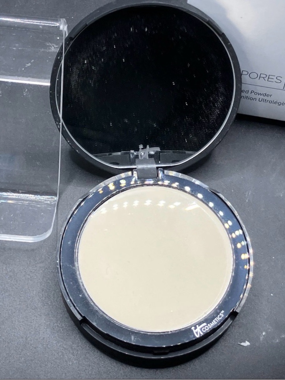 it Cosmetics Bye Bye Pores Pressed Airbrush Finish Powder Translucent NEW 9g .3 - Picture 9 of 9